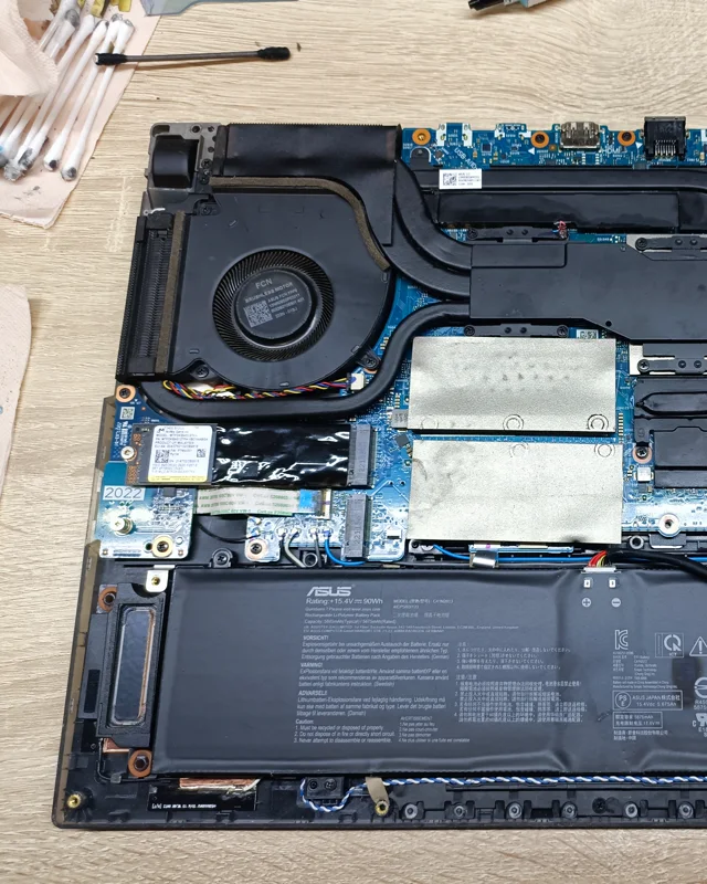 Очищенная система охлаждения ASUS ROG Strix G15 после обслуживания
